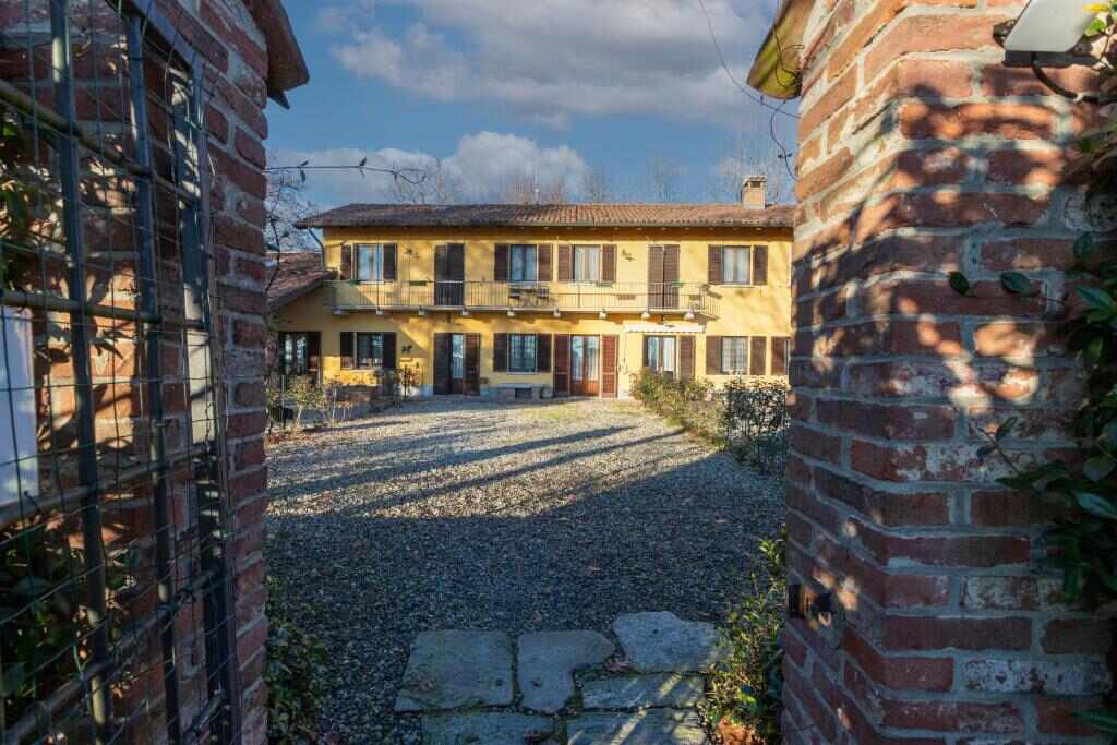Cascina Baraggione, the courtyard of the farmhouse in Granozzo con Monticello